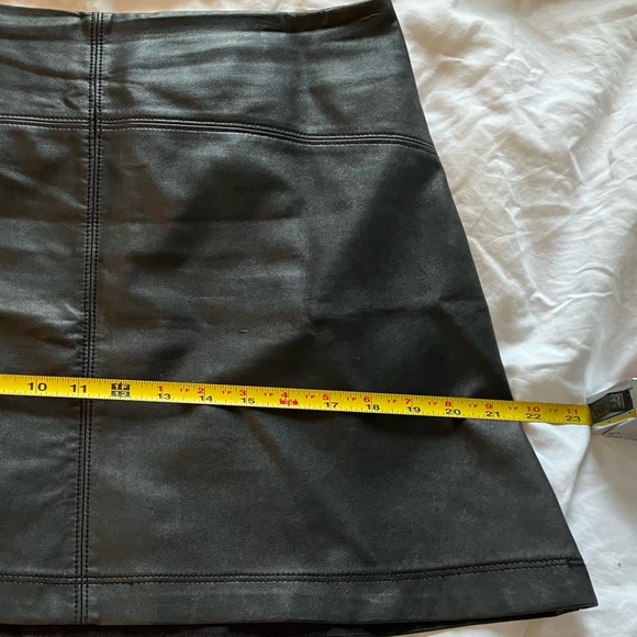 Abercrombie & Fitch black faux leather mini skirt - Picture 5 of 8